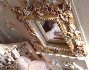 Miroir pour maison de poupée orné, cadre rococo doré, décoration de style vintage