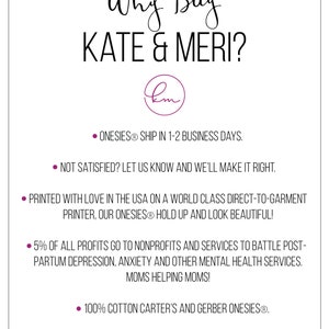 K&ouml;nnte beinhalten: Wei&szlig;er Hintergrund mit schwarzem Text, der "Why Buy Kate & Meri?" lautet, mit einem violetten Kreis, der die Buchstaben "km" in der Mitte enth&auml;lt. Unter dem Text befinden sich Aufz&auml;hlungszeichen mit Informationen &uuml;ber das Unternehmen, darunter Versand, Kundenzufriedenheit, Druck und Spenden f&uuml;r wohlt&auml;tige Zwecke. Der Text erw&auml;hnt auch, dass die Produkte aus 100% Baumwolle von Carter's und Gerber hergestellt werden und dass Sonderanfertigungen ohne zus&auml;tzliche Kosten m&ouml;glich sind.