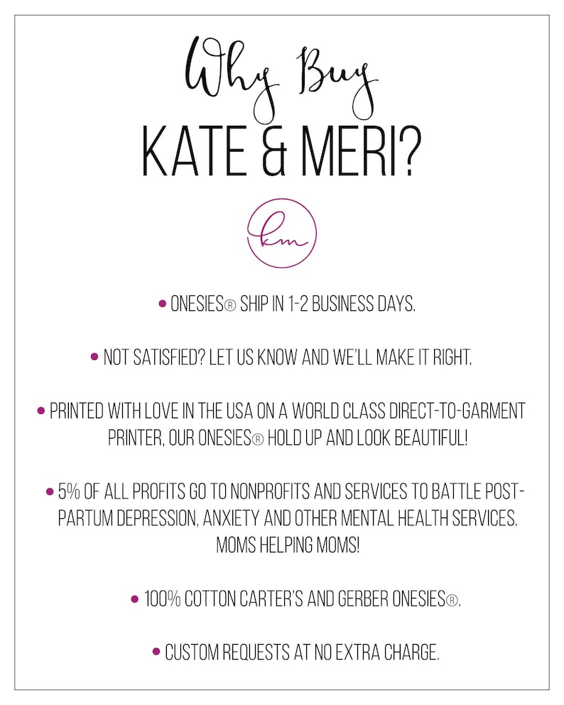 K&ouml;nnte beinhalten: Wei&szlig;er Hintergrund mit schwarzem Text, der "Why Buy Kate & Meri?" lautet, mit einem violetten Kreis, der die Buchstaben "km" in der Mitte enth&auml;lt. Unter dem Text befinden sich Aufz&auml;hlungszeichen mit Informationen &uuml;ber das Unternehmen, darunter Versand, Kundenzufriedenheit, Druck und Spenden f&uuml;r wohlt&auml;tige Zwecke. Der Text erw&auml;hnt auch, dass die Produkte aus 100% Baumwolle von Carter's und Gerber hergestellt werden und dass Sonderanfertigungen ohne zus&auml;tzliche Kosten m&ouml;glich sind.