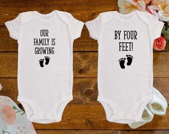Baby Shower Newborn Gift I'M THE OLDER/YOUNGER TWIN New Bodysuits/Grows/Vests 