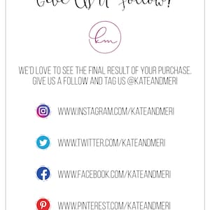 K&ouml;nnte beinhalten: Grafik mit dem Text "Give Us A Follow!" und den Initialen "km" in einem Kreis.  Unter dem Text befinden sich Links zu den Social-Media-Konten von Kate und Meri: Instagram, Twitter, Facebook und Pinterest.
