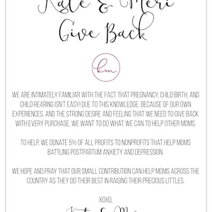 K&ouml;nnte beinhalten: Ein Schwarzwei&szlig;bild mit dem Text "Kate & Meri Give Back" und einem Logo mit den Initialen "km" in einem violetten Kreis. Der Text darunter erkl&auml;rt, dass 5% des Gewinns an gemeinn&uuml;tzige Organisationen gespendet werden, die M&uuml;tter unterst&uuml;tzen, die mit postpartaler Angst und Depression k&auml;mpfen.