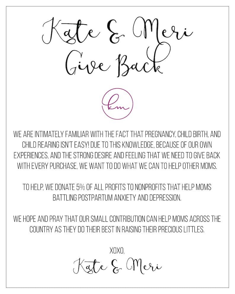 K&ouml;nnte beinhalten: Ein Schwarzwei&szlig;bild mit dem Text "Kate & Meri Give Back" und einem Logo mit den Initialen "km" in einem violetten Kreis. Der Text darunter erkl&auml;rt, dass 5% des Gewinns an gemeinn&uuml;tzige Organisationen gespendet werden, die M&uuml;tter unterst&uuml;tzen, die mit postpartaler Angst und Depression k&auml;mpfen.