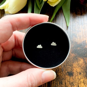 Pendientes pequeños de nube de plata de ley en lata de regalo de recuerdo