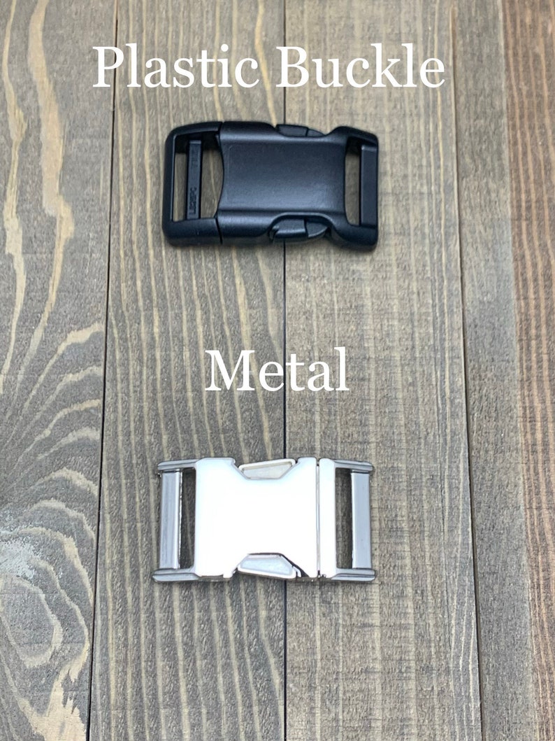 Pode incluir: Dois tipos diferentes de fivelas para coleiras ou trelas de c&atilde;o. A fivela superior &eacute; de pl&aacute;stico preto e diz "25 mm". A fivela inferior &eacute; de metal prateado.