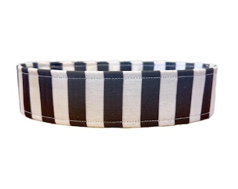 Pode incluir: Faixa de cabelo de tecido listrada em preto e branco. A faixa é feita de um material macio e confortável e é perfeita para adicionar um toque de estilo a qualquer roupa.
