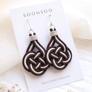 NOEUD COREEN Boucles d&#39;oreilles, acier inoxydable, Coquillage, chocolat, artisanal, corée, cadeau, coréen, korea, korean, bts, k-pop