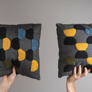 Fodera per cuscino realizzata a mano con tecnica punch needle: cuscino decorativo ricamato