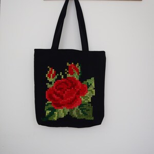 Stilvolle schwarze Shopper mit roter Rose, bestickte Tasche, Blumendruck, handgemachte Tasche, Volkskunst, Ukrainischer Stil, Öko-Tasche