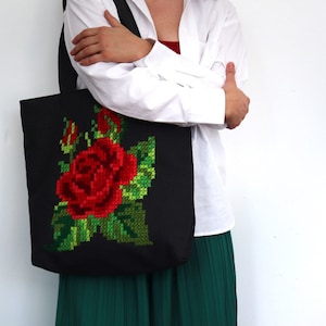Stilvolle Graphite Shopper mit Rote Rose, bestickte Tasche mit bulgarischem Kreuzstich, Blumendruck, handgemachte Tasche, Volkskunst, Ukrainischer Stil