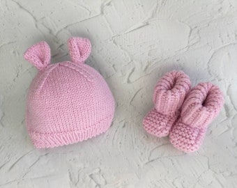 Conjunto de gorro e botinhas de pelúcia para bebê. Gorro de coração em crochê. Botinhas de tricô para bebê, sapatinhos e meias para recém-nascido, presente para bebê. Revelação de gênero pronta para envio.