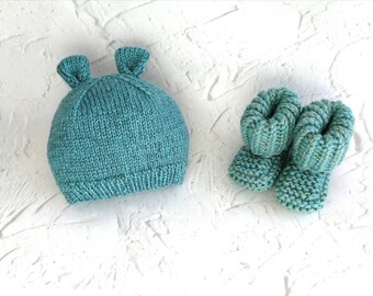 Conjunto de gorro e botinhas de pelúcia para bebê. Gorro de coração em crochê. Botinhas de tricô para bebê, sapatinhos e meias para recém-nascido, presente para bebê. Revelação de gênero pronta para envio.