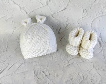 Conjunto de gorro e botinhas de pelúcia para bebê. Gorro de coração em crochê. Botinhas de tricô para bebê, sapatinhos e meias para recém-nascido, presente para bebê. Revelação de gênero pronta para envio.