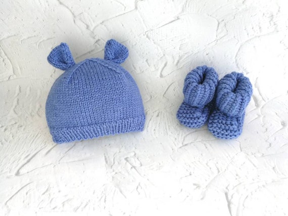Set cappellino e scarpine in peluche per bebe. Cappello a cuore all uncinetto. Stivaletti per neonati