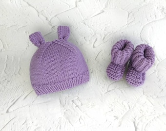 Conjunto de gorro y patucos de peluche para bebé. Gorro de corazón de crochet. Patucos de punto, zapatitos y calcetines para recién nacido. Regalo para bebé. Listo para enviar. Revelación de género.
