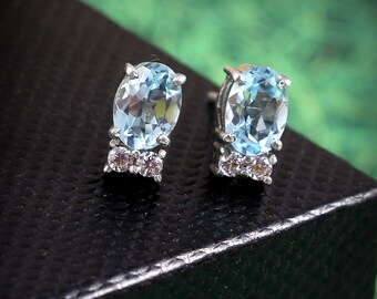 Pendientes de topacio azul, pendientes delicados, pendientes de declaración diminutos, pendientes minimalistas, plata de ley 925, joyería simple, regalar a sus mujeres
