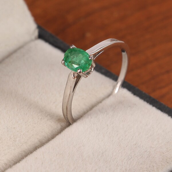 Anillo esmeralda natural, anillo minimalista delicado, anillo delgado vintage, anillo de piedra de nacimiento de mayo, anillo de apilamiento hecho a mano delicado, plata de ley 925