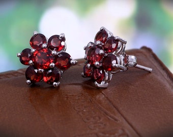Bloem granaatoorbellen, granaat oorknopjes, minimalistische clusteroorbellen, kleine statement oorbellen, bruidsmeisje cadeau, 925 sterlingzilver