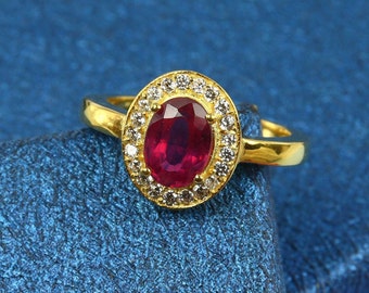 Anello con rubino naturale, Anello con rubino rosso Halo, Anello impilabile delicato, Argento sterling placcato oro 18k, Anello di promessa, Anello con pietra portafortuna di luglio