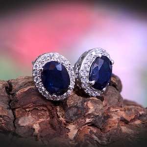 Natürliche Blauer Saphir Ohrstecker in Sterling Silber, Art Deco Saphir Zirkon Halo Ohrringe, zierliche minimalistische Ohrringe, Braut Ohrringe
