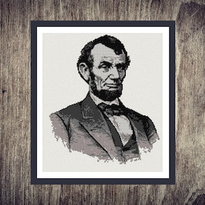 Puede incluir: Un retrato en blanco y negro de Abraham Lincoln, el decimosexto presidente de los Estados Unidos. Lleva un traje y corbata, y tiene una expresión seria en su rostro.