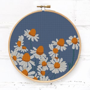 Madeliefjebloemen met kruissteekpatroon met blauwe lucht: perfect voor borduurhoepelkunst - bloemenkruissteekpatroon PDF
