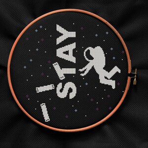 ステイクロスステッチパターンPDF：星と本棚のある宇宙の宇宙飛行士