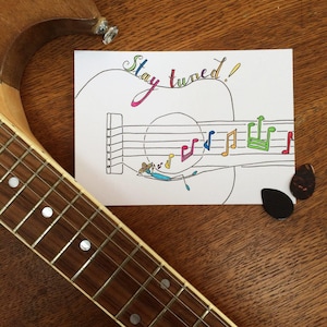 Cartolina Restate sintonizzati! | Acquerello Art Print | | A6 Regalo per musicisti | | musicale | chitarra Musica