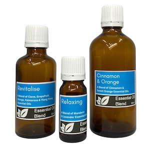 Puede incluir: Tres botellas de aceite esencial de vidrio ámbar con tapas blancas y etiquetas azules. Las etiquetas dicen "Revitalise", "Relaxing" y "Cinnamon & Orange". Las botellas contienen 50 ml y 100 ml de mezclas de aceites esenciales.