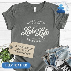 K&ouml;nnte beinhalten: Ein heidefarbenes T-Shirt mit wei&szlig;em Text, der "Mason Family Reunion Summer 2023 Lake Life Minnesota Balsam Lake" lautet. Der Text ist in einer Vintage-Schriftart gehalten. Der Text "All surrounding text can be personalized!" befindet sich auf einem braunen Etikett.