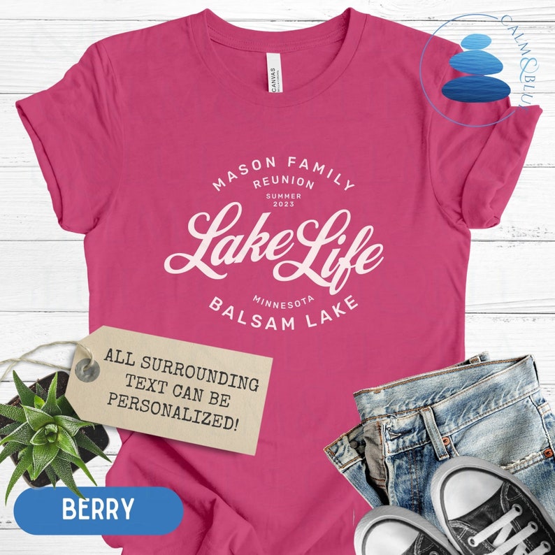 K&ouml;nnte beinhalten: Pinkes T-Shirt mit wei&szlig;em Text, der "Mason Family Reunion Summer 2023 Lake Life Minnesota Balsam Lake" lautet. Der Text ist von einem Kreis umgeben. Ein Etikett unter dem Text lautet "Der gesamte umgebende Text kann personalisiert werden!"