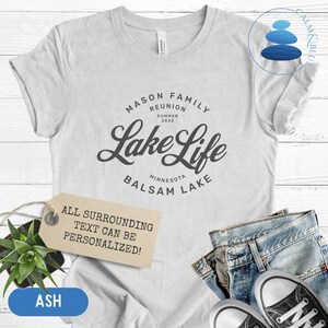 K&ouml;nnte beinhalten: Ein graues T-Shirt mit dem Aufdruck "MASON FAMILY REUNION SUMMER 2023 Lake Life MINNESOTA BALSAM LAKE". Der Text ist in schwarzer Schrift. Ein Etikett ist am Shirt befestigt mit dem Text "ALL SURROUNDING TEXT CAN BE PERSONALIZED!"