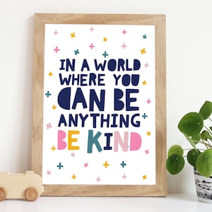 Impresiones de guardería para niñas, en un mundo donde puedes ser cualquier cosa, sé amable, sé amable, sé amable, póster, impresiones de dormitorio de niñas, arte de pared rosa