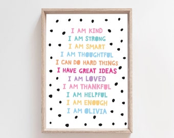Può includere: Un poster bianco stampabile con pois neri e testo colorato che recita "Sono gentile, sono forte, sono intelligente, sono riflessivo, posso fare cose difficili, ho grandi idee, sono amato, sono grato, sono utile, sono abbastanza, sono Olivia."