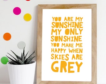 Peut inclure: Une impression encadrée avec un fond blanc et un texte jaune qui dit "You are my sunshine my only sunshine you make me happy when skies are grey".