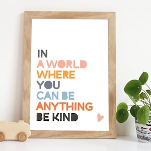 En un mundo en el que puedes ser cualquier cosa, sé amable. Impresión, impresión de corazón, impresión de pared Be Kind, impresión de coral, impresiones de guardería para niñas, impresión de guardería en colores pastel.
