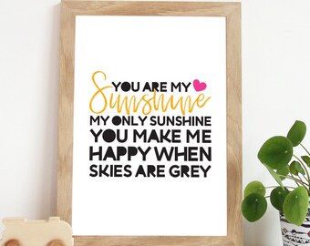Peut inclure: Une affiche imprimable avec le texte "YOU ARE MY sunshine MY ONLY SUNSHINE YOU MAKE ME HAPPY WHEN SKIES ARE GREY" en noir avec un cœur rose et le mot "sunshine" en jaune.