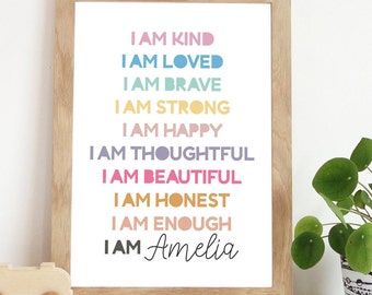Può includere: Una stampa incorniciata con il testo "Sono gentile, sono amato, sono coraggioso, sono forte, sono felice, sono premuroso, sono bello, sono onesto, sono abbastanza, sono Amelia" in testo colorato su uno sfondo bianco.