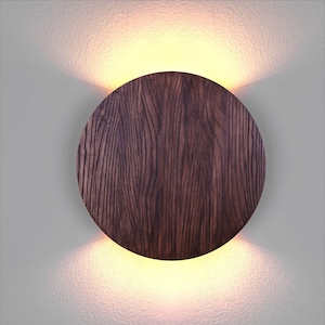 Ronde wandkandelaar. Houten lamp met ledverlichting. Moderne verlichting. Nachtlampje, plug-in. made in oekraïne