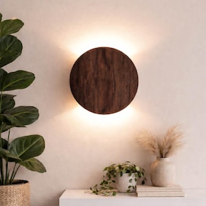 Lámpara de pared redonda de madera, moderna lámpara LED de pared, luz nocturna enchufable, hecha a mano en Ucrania.