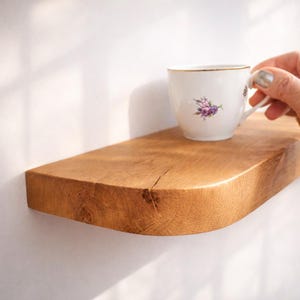 フローティングタイプの丸型棚。壁掛け棚。玄関用棚。ウクライナの農家風インテリア。