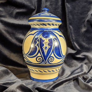 Dutch Gouda, blue and white decorative, lidded jar/ginger jar, Holland/Netherlands