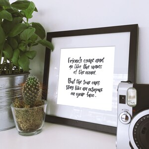 Gli amici vanno e vengono come le onde dell'oceano. Friendscard. Galentine. Poster. Cartolina.