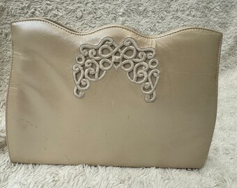 Crèmekleurige clutch van Roberto Vianni