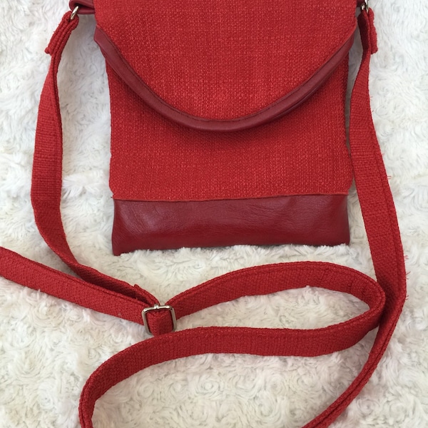 Handgjord röd axelväska