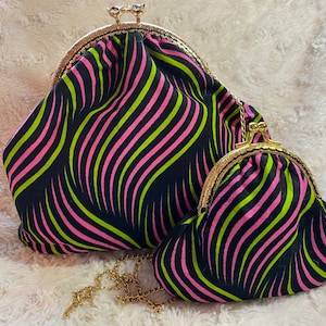 Bolso y cartera con estampado africano en negro, rosa y verde.