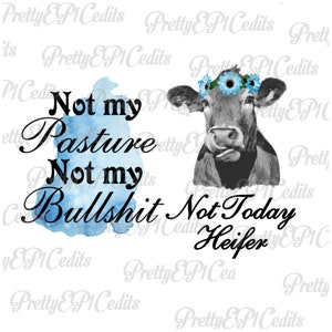 Könnte beinhalten: Ein Schwarzweißbild einer Kuh mit einer blauen Blumenkrone. Die Kuh streckt ihre Zunge heraus. Der Text "Not my pasture Not my bullshit Not Today Heifer" ist in schwarzer Kursivschrift auf einem blauen Aquarellhintergrund geschrieben.