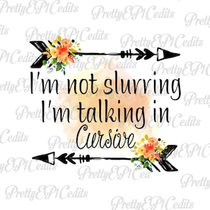 Könnte beinhalten: Ein Aquarellhintergrund mit einem floralen Design und zwei schwarzen Pfeilen, die in entgegengesetzte Richtungen zeigen. Der Text "I'm not slurring I'm talking in cursive" ist in Schwarz geschrieben.