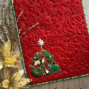 Gesteppter Weihnachts-Tischläufer: Rote Baumwoll-Applikation mit Bäumen, 108x40cm