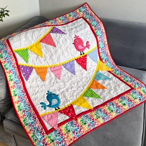 Heirloom Baby Decke – Handgefertigte Baby Decke mit 3D Flaggen – Appliqué Vögelchen mit 3D Flaggen – für das Kinderzimmer, 34"x40"